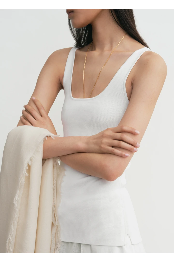 TOTEME 컴팩트 니트 탱크탑 화이트의 화이트컬러 3번쨰 이미지입니다.