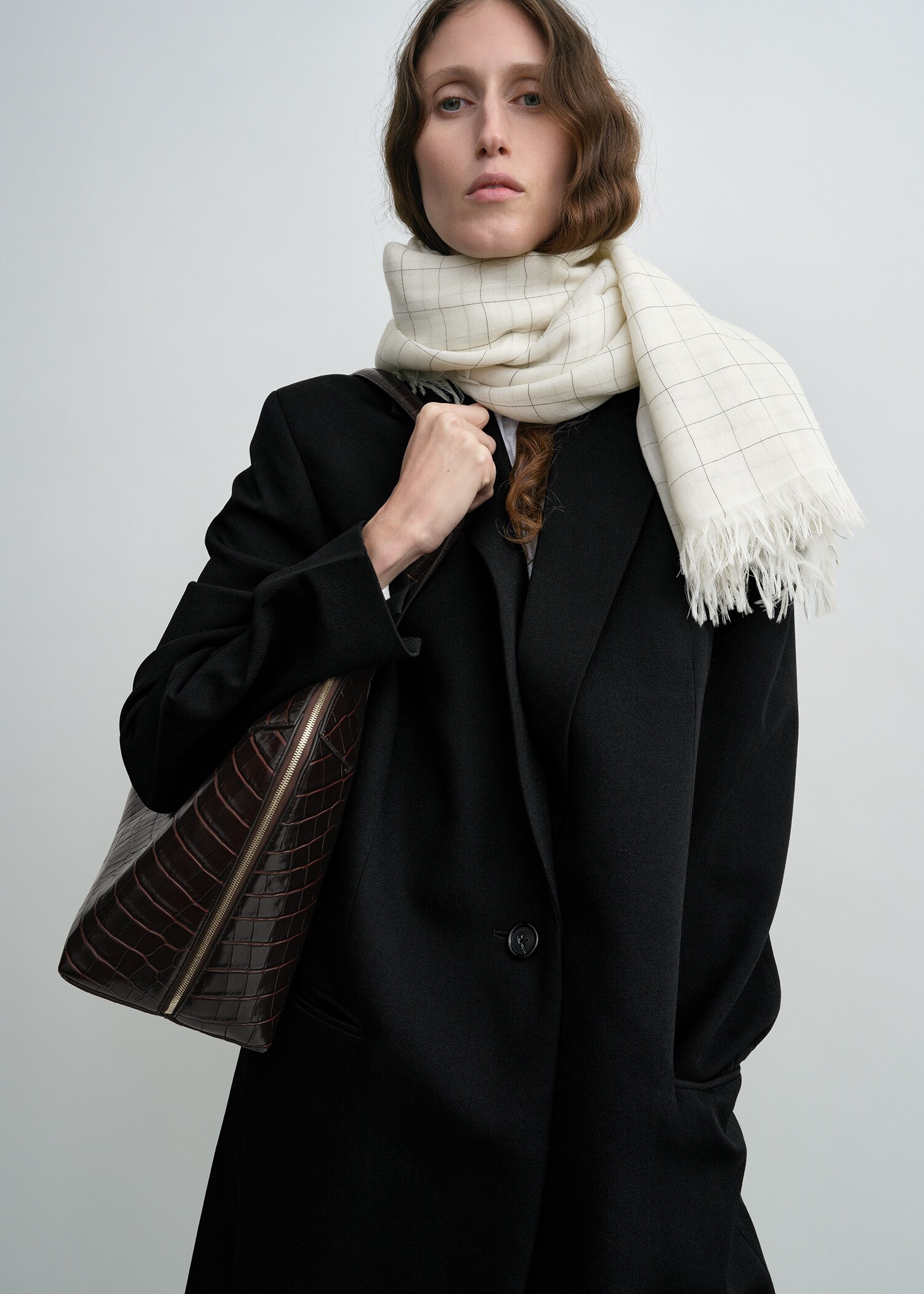 TOTEME 체크 라이트 울 스카프 에크루/블랙의 에크루/블랙컬러 2번쨰 이미지입니다.