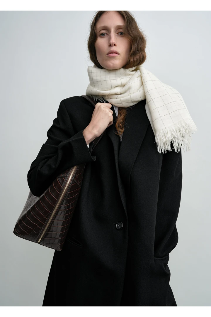 TOTEME 체크 라이트 울 스카프 에크루/블랙의 에크루/블랙컬러 2번쨰 이미지입니다.