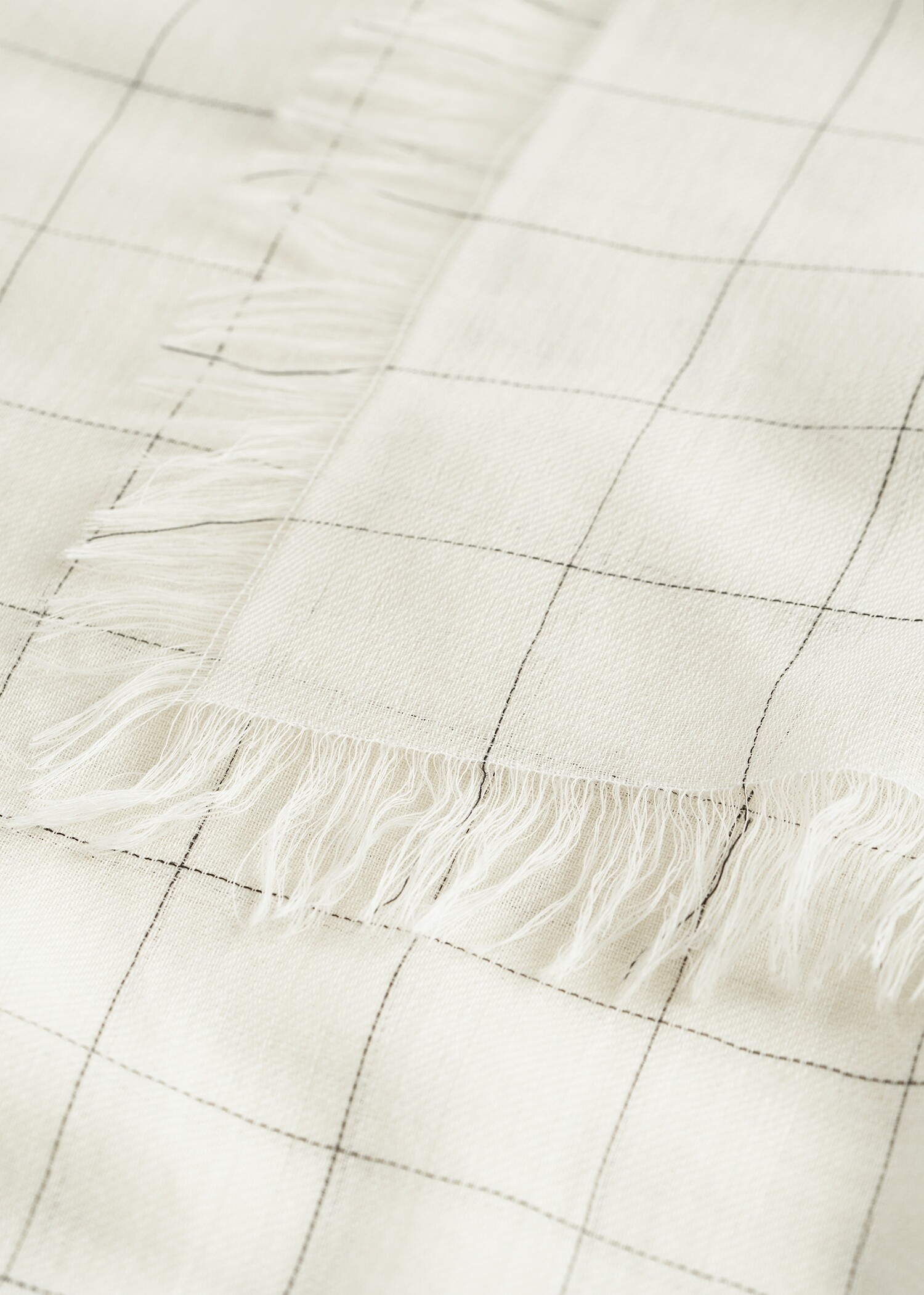 TOTEME 체크 라이트 울 스카프 에크루/블랙의 에크루/블랙컬러 3번쨰 이미지입니다.