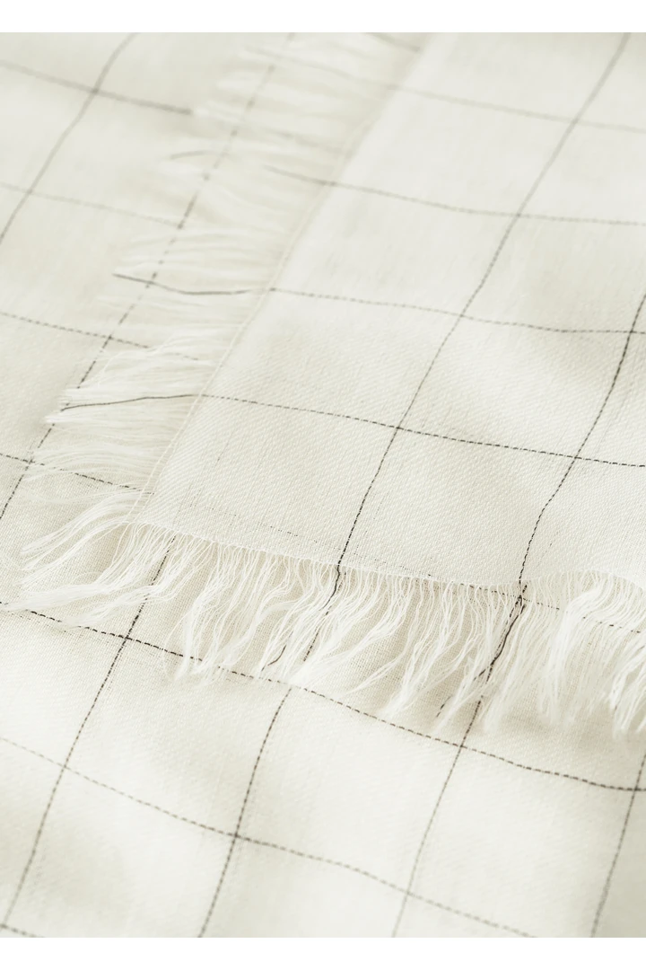 TOTEME 체크 라이트 울 스카프 에크루/블랙의 에크루/블랙컬러 3번쨰 이미지입니다.