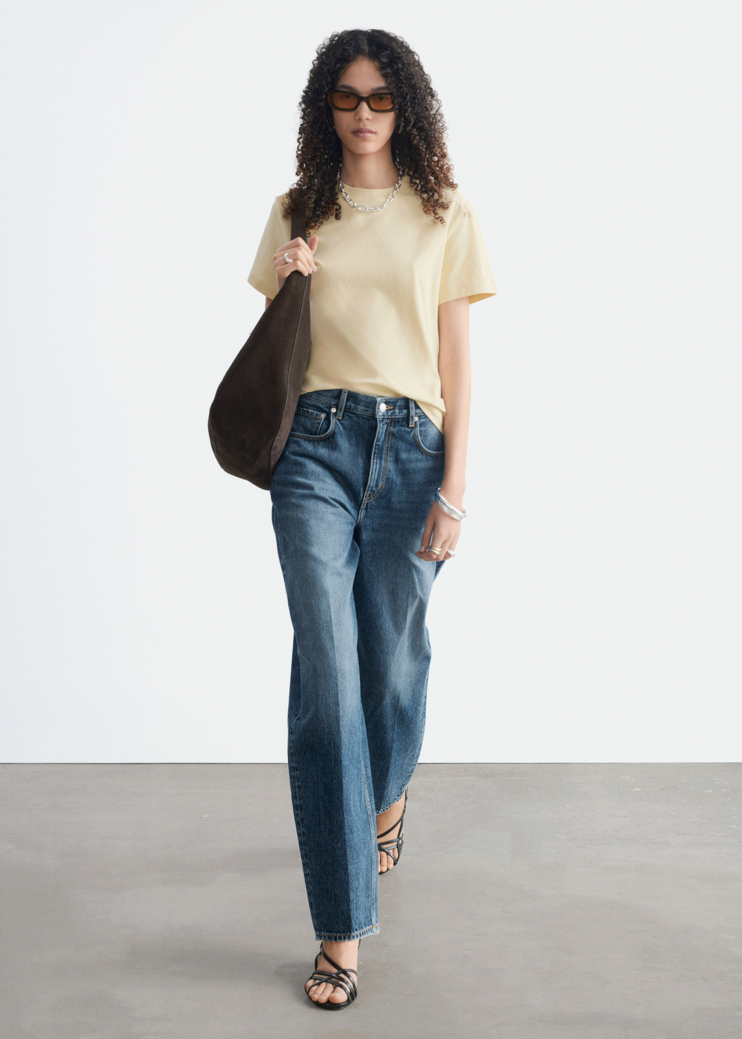 앤아더스토리즈 코튼 크루 넥 티셔츠 의 바닐라컬러 ECOMLook입니다.