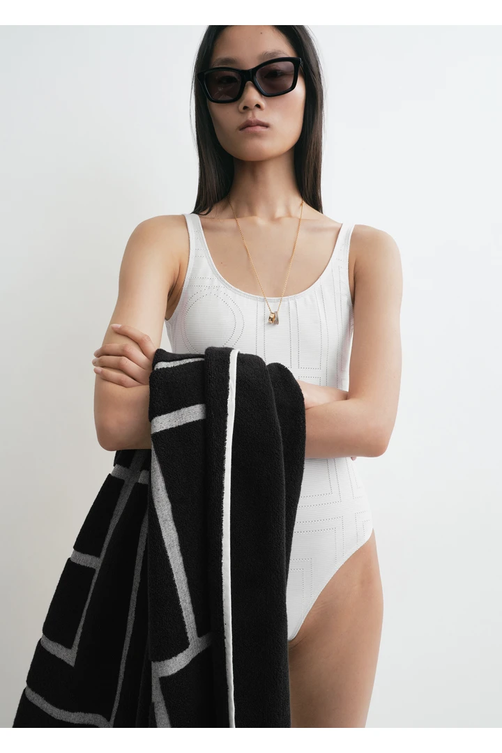 TOTEME 모노그램 포인텔 스윔수트 화이트의 화이트컬러 3번쨰 이미지입니다.