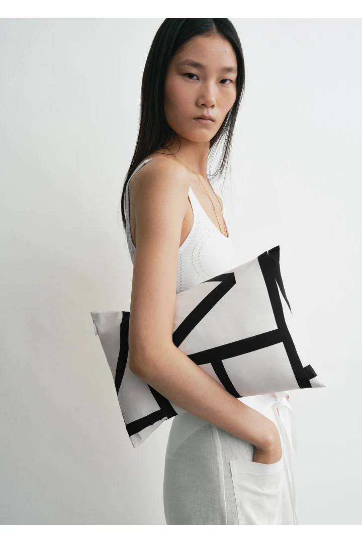 TOTEME 모노그램 필로우 두부의 두부컬러 2번쨰 이미지입니다.