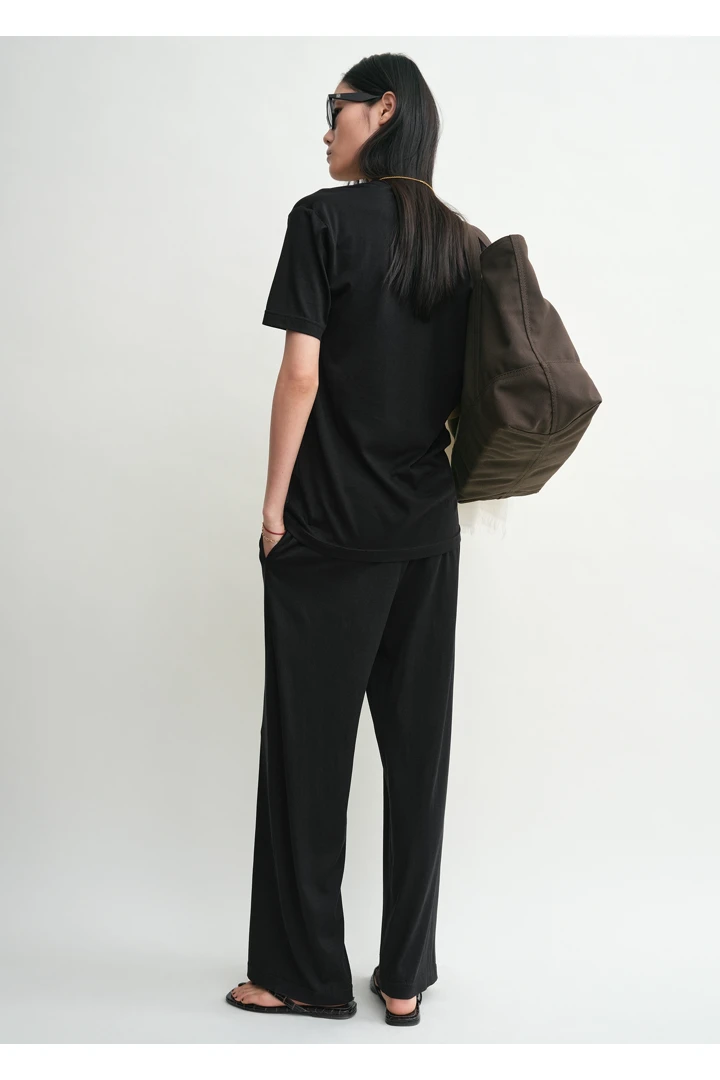 TOTEME 코튼 실크 티셔츠 블랙의 블랙컬러 1번쨰 이미지입니다.