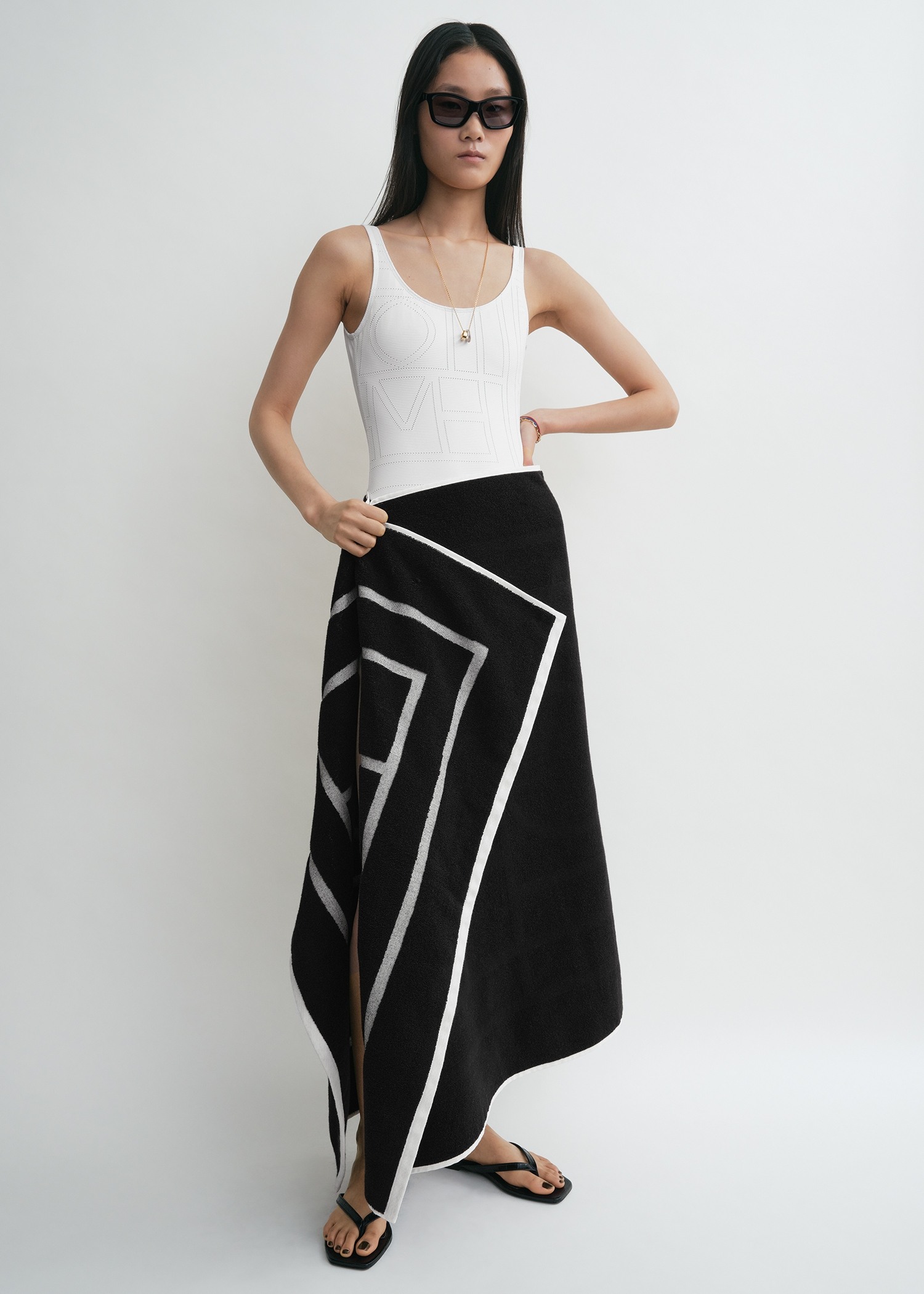 TOTEME 모노그램 비치 타월 블랙/두부의 블랙/두부컬러 1번쨰 이미지입니다.