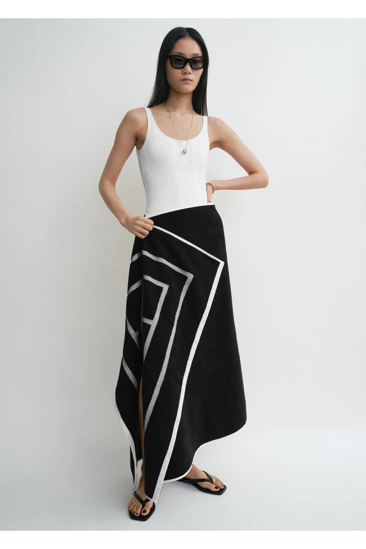 TOTEME 모노그램 비치 타월 블랙/두부의 블랙/두부컬러 1번쨰 이미지입니다.