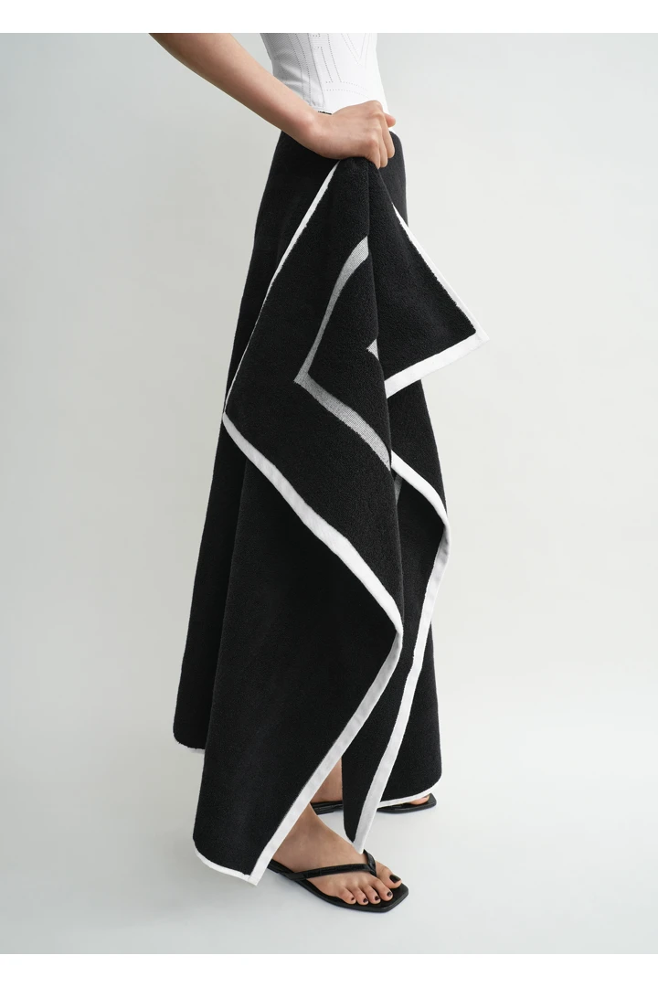 TOTEME 모노그램 비치 타월 블랙/두부의 블랙/두부컬러 2번쨰 이미지입니다.