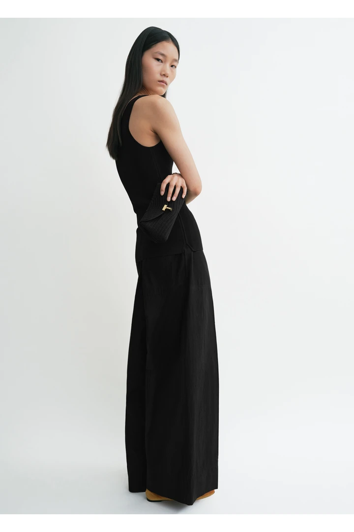 TOTEME 와이드 썸머 트라우저 블랙의 블랙컬러 1번쨰 이미지입니다.