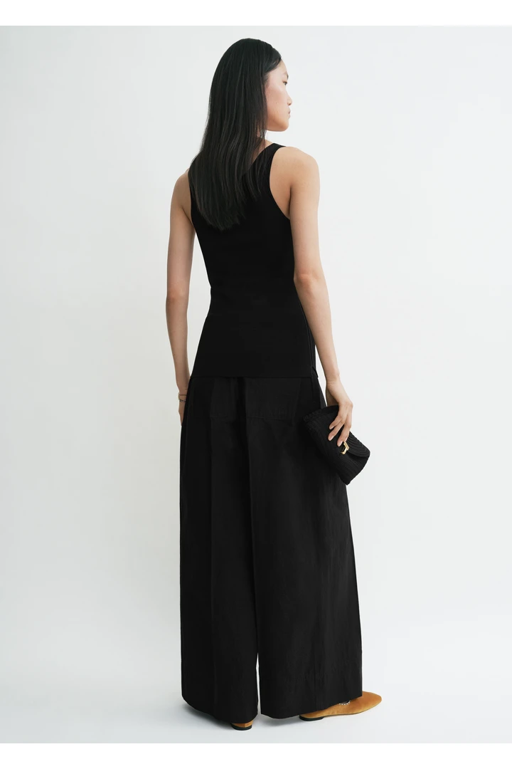 TOTEME 와이드 썸머 트라우저 블랙의 블랙컬러 2번쨰 이미지입니다.