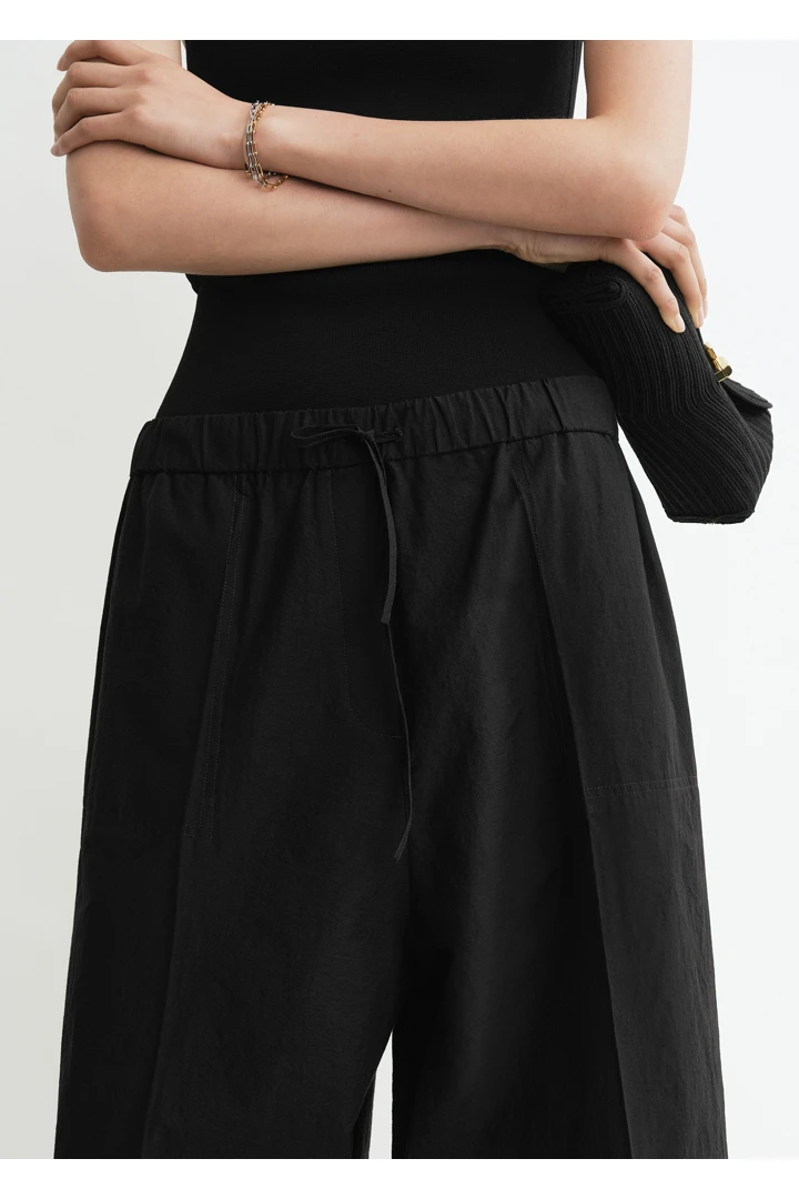 TOTEME 와이드 썸머 트라우저 블랙의 블랙컬러 3번쨰 이미지입니다.