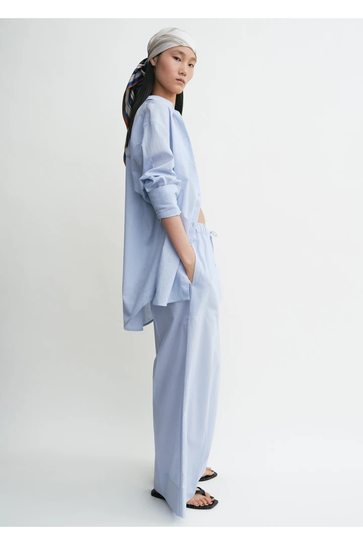 TOTEME 와이드 썸머 트라우저 스카이의 스카이컬러 1번쨰 이미지입니다.