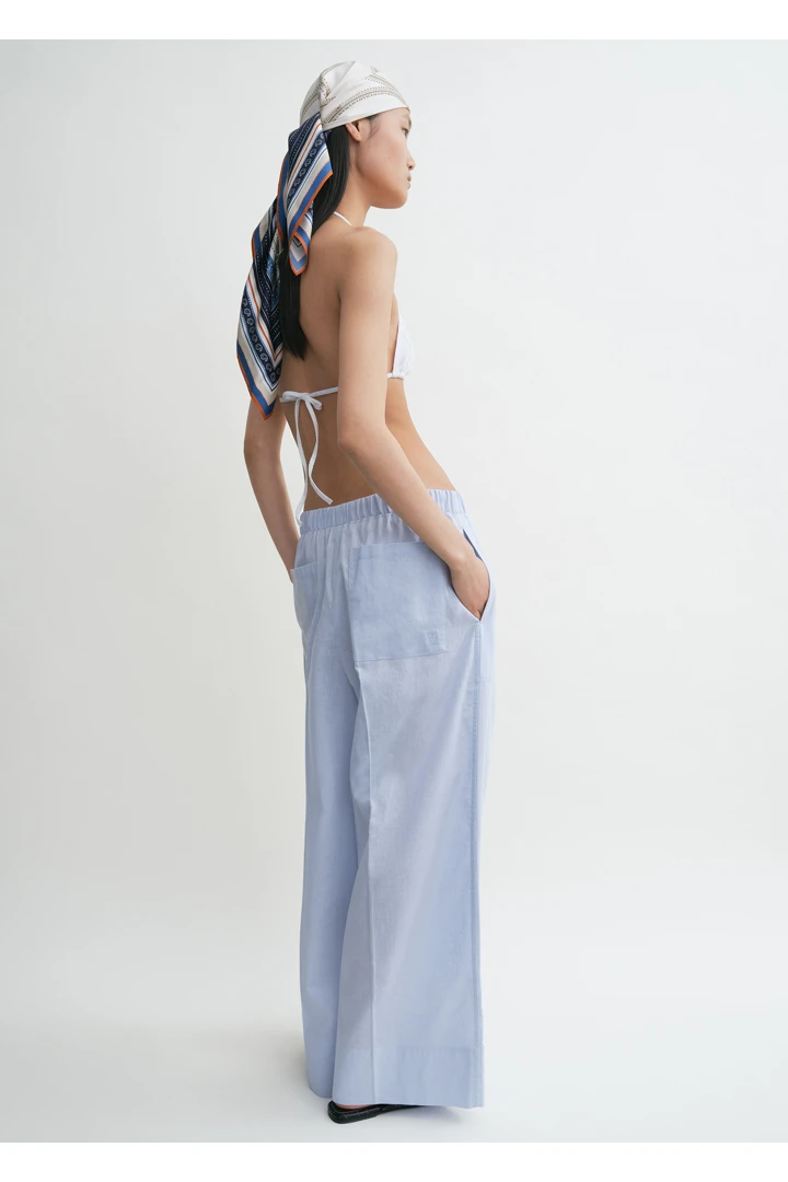 TOTEME 와이드 썸머 트라우저 스카이의 스카이컬러 2번쨰 이미지입니다.
