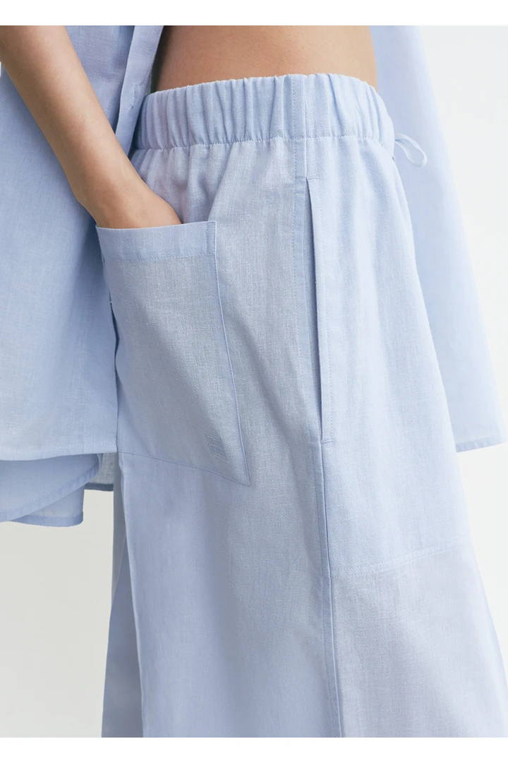 TOTEME 와이드 썸머 트라우저 스카이의 스카이컬러 3번쨰 이미지입니다.