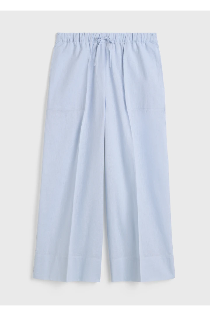TOTEME 와이드 썸머 트라우저 스카이의 스카이컬러 4번쨰 이미지입니다.