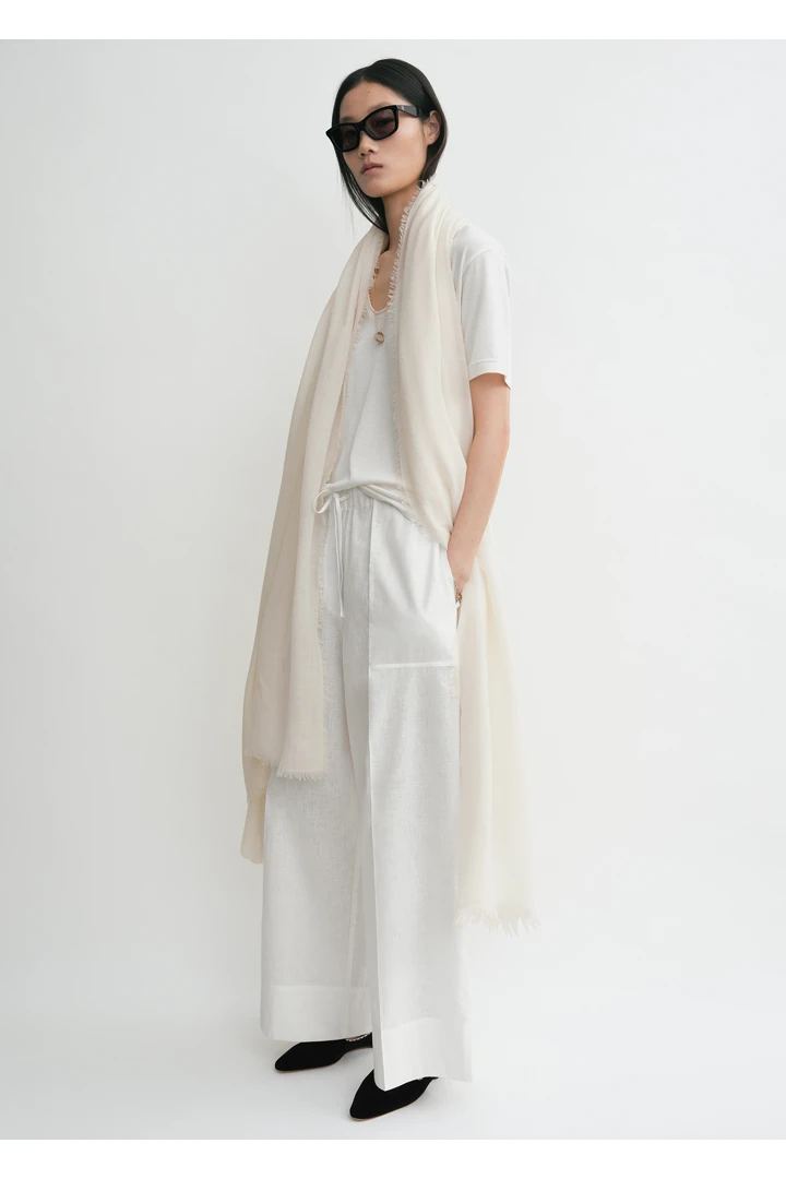 TOTEME 와이드 썸머 트라우저 화이트의 화이트컬러 1번쨰 이미지입니다.