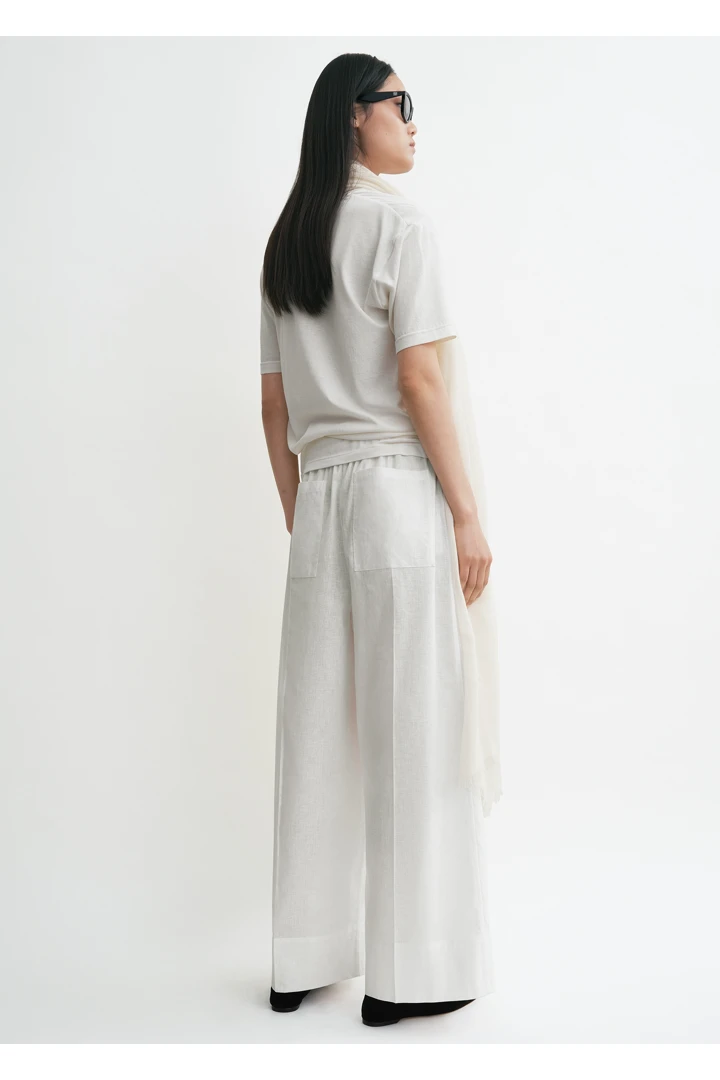 TOTEME 와이드 썸머 트라우저 화이트의 화이트컬러 2번쨰 이미지입니다.