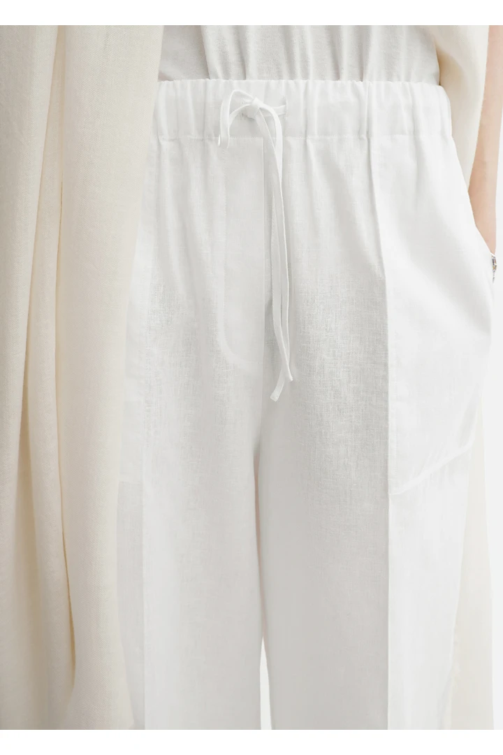 TOTEME 와이드 썸머 트라우저 화이트의 화이트컬러 3번쨰 이미지입니다.