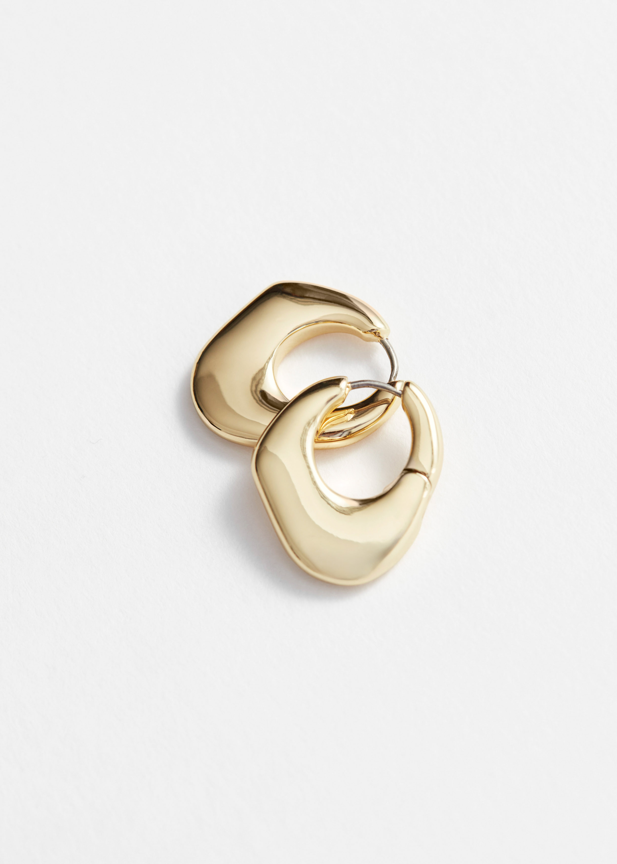 앤아더스토리즈 이레귤러 후프 이어링의 골드컬러 Detail입니다.