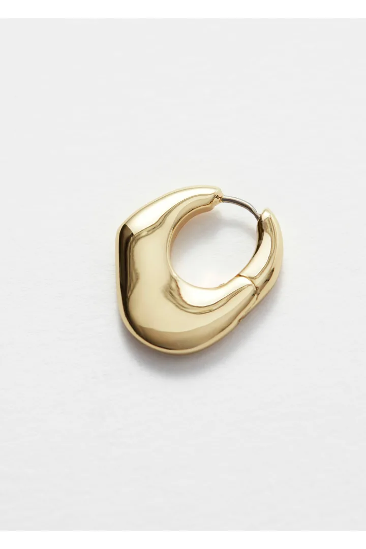 앤아더스토리즈 이레귤러 후프 이어링의 골드컬러 Detail입니다.