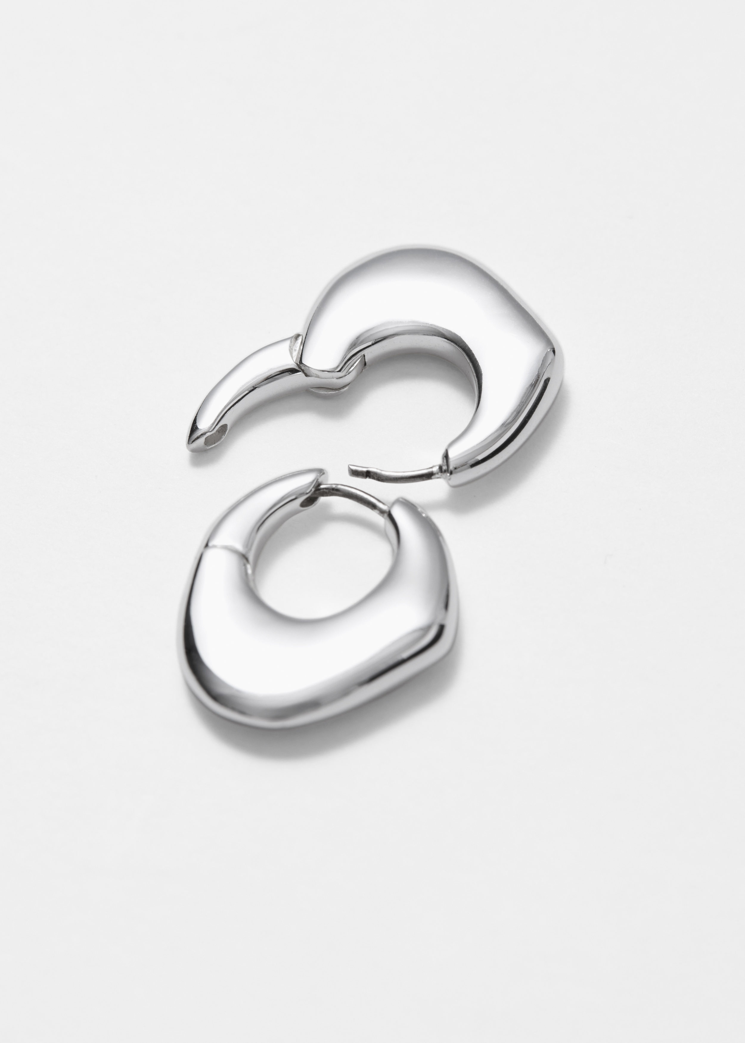 앤아더스토리즈 이레귤러 후프 이어링의 실버컬러 Detail입니다.