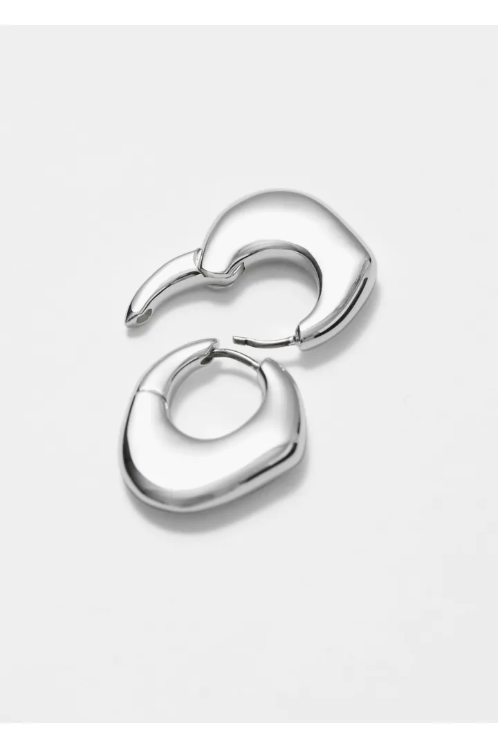 앤아더스토리즈 이레귤러 후프 이어링의 실버컬러 Detail입니다.