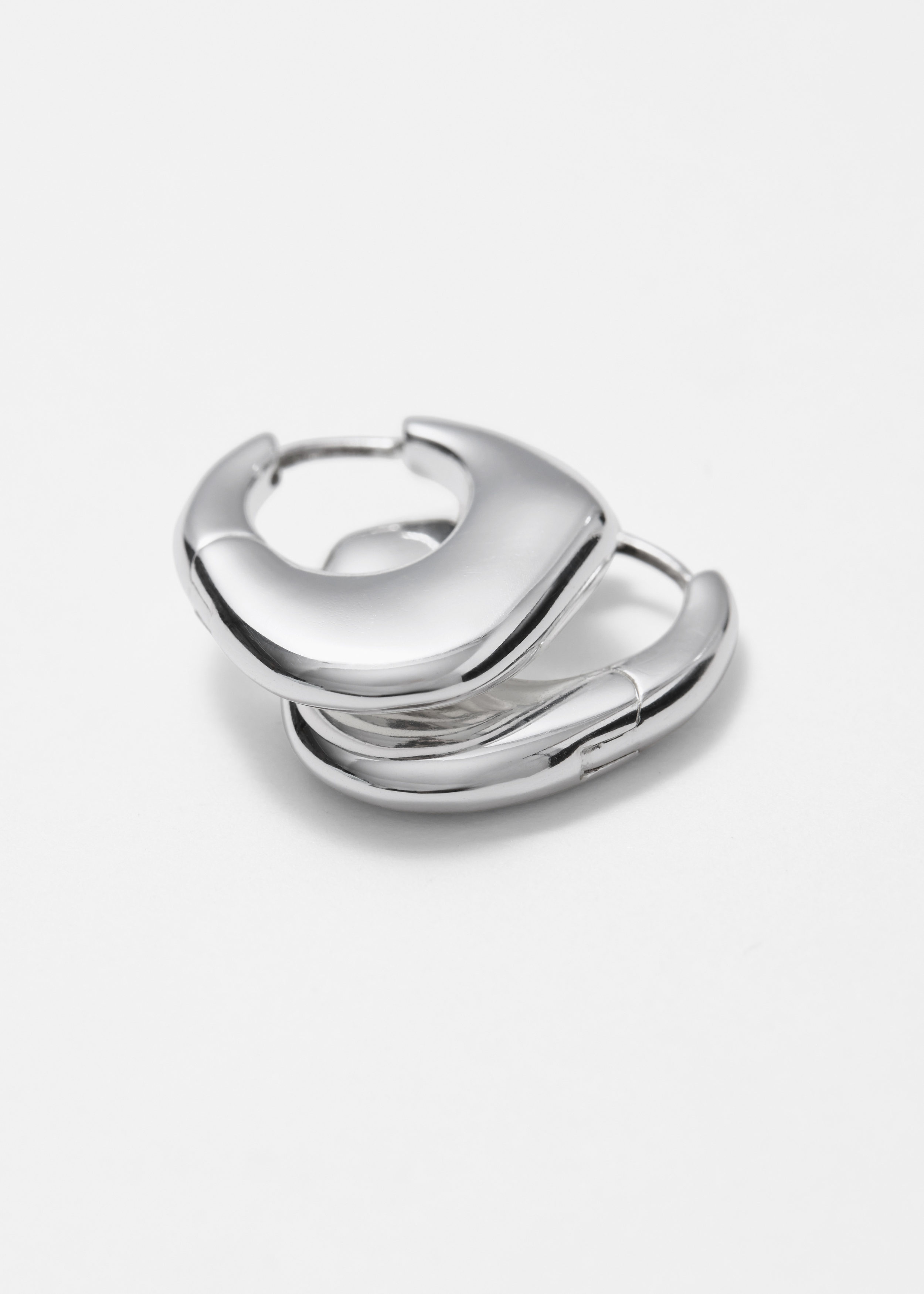 앤아더스토리즈 이레귤러 후프 이어링의 실버컬러 Detail입니다.