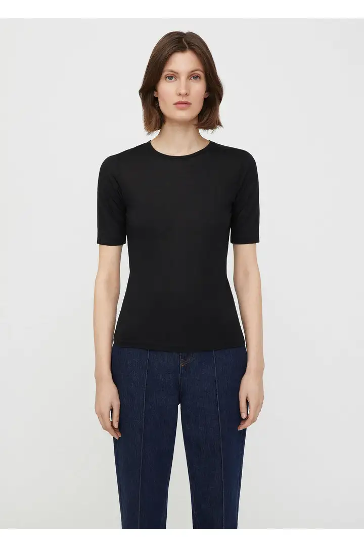 TOTEME 씬 캐시미어 모달 티셔츠의 블랙컬러 1번쨰 이미지입니다.