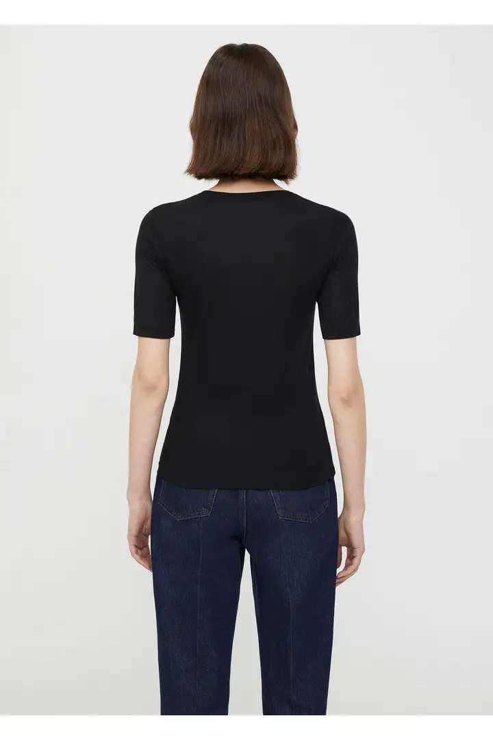 TOTEME 씬 캐시미어 모달 티셔츠의 블랙컬러 2번쨰 이미지입니다.