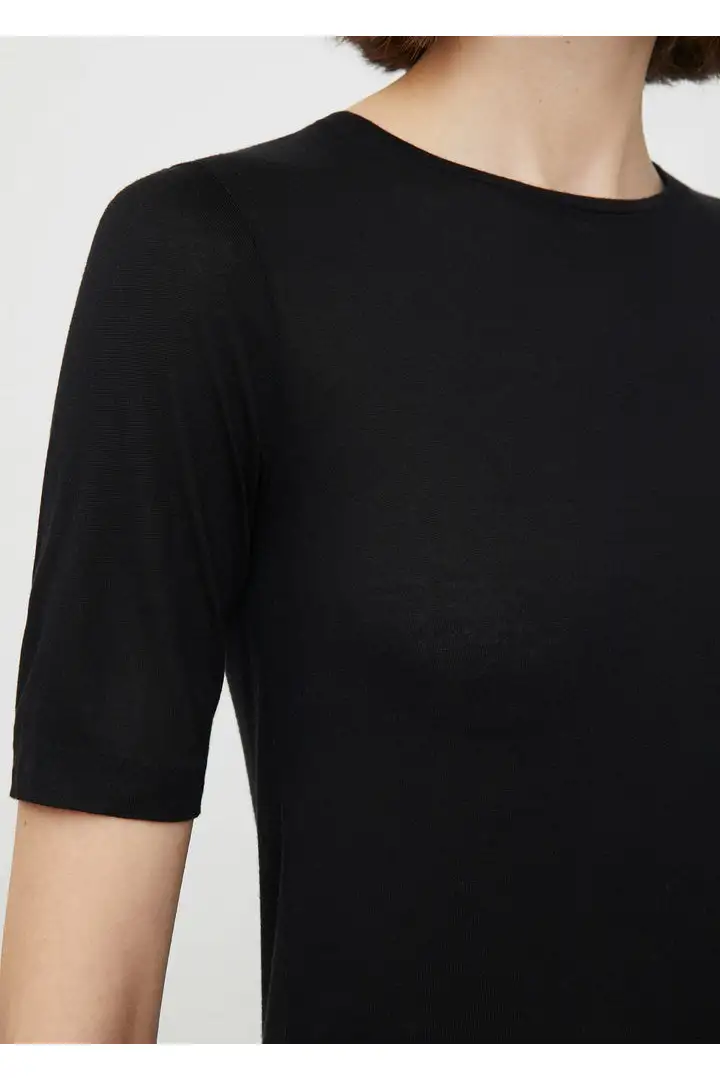 TOTEME 씬 캐시미어 모달 티셔츠의 블랙컬러 3번쨰 이미지입니다.