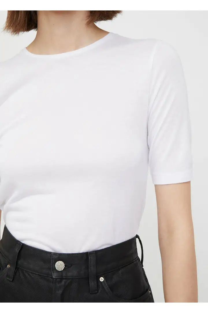 TOTEME 씬 캐시미어 모달 티셔츠의 오프-화이트컬러 3번쨰 이미지입니다.