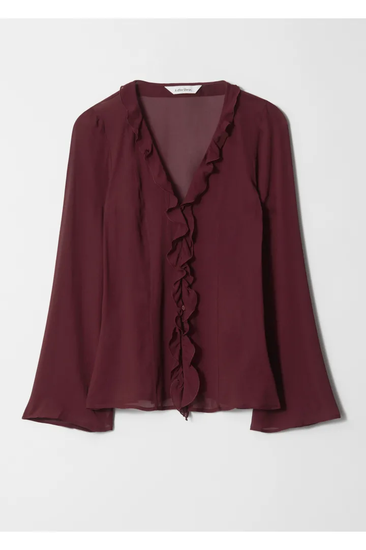 앤아더스토리즈 V 넥 러플 블라우스의 다크 레드컬러 Product입니다.