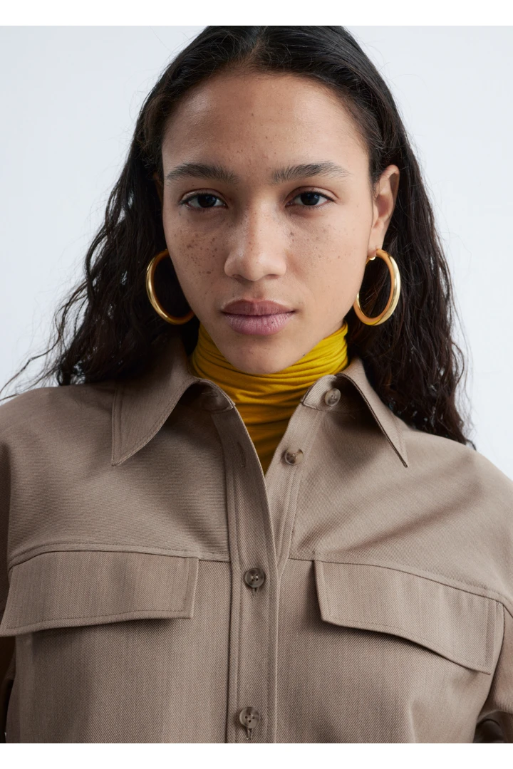 앤아더스토리즈 스트럭처드 울-코튼 셔츠의 몰컬러 ECOMLook입니다.