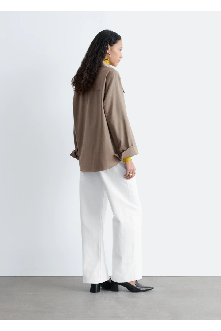 앤아더스토리즈 스트럭처드 울-코튼 셔츠의 몰컬러 ECOMLook입니다.