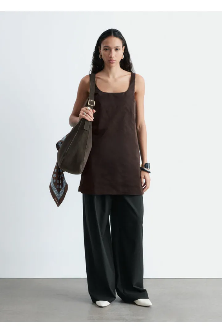 앤아더스토리즈 스컬프트 드로스트링 미니 드레스의 다크 브라운컬러 ECOMLook입니다.