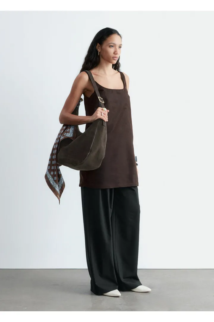 앤아더스토리즈 스컬프트 드로스트링 미니 드레스의 다크 브라운컬러 ECOMLook입니다.