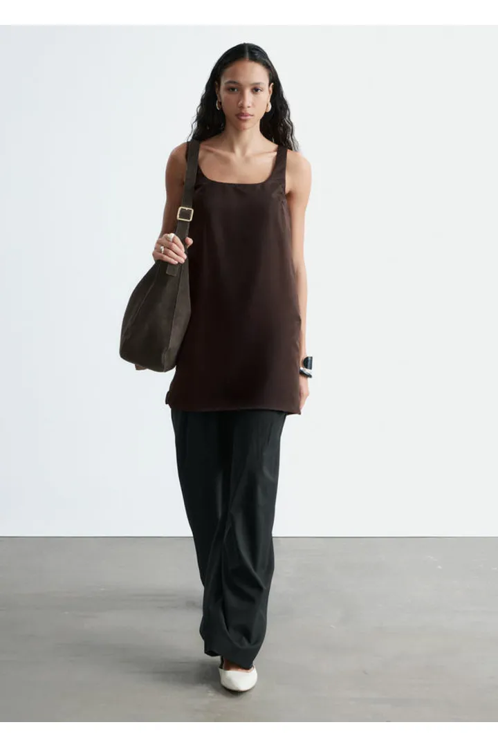 앤아더스토리즈 스컬프트 드로스트링 미니 드레스의 다크 브라운컬러 ECOMLook입니다.