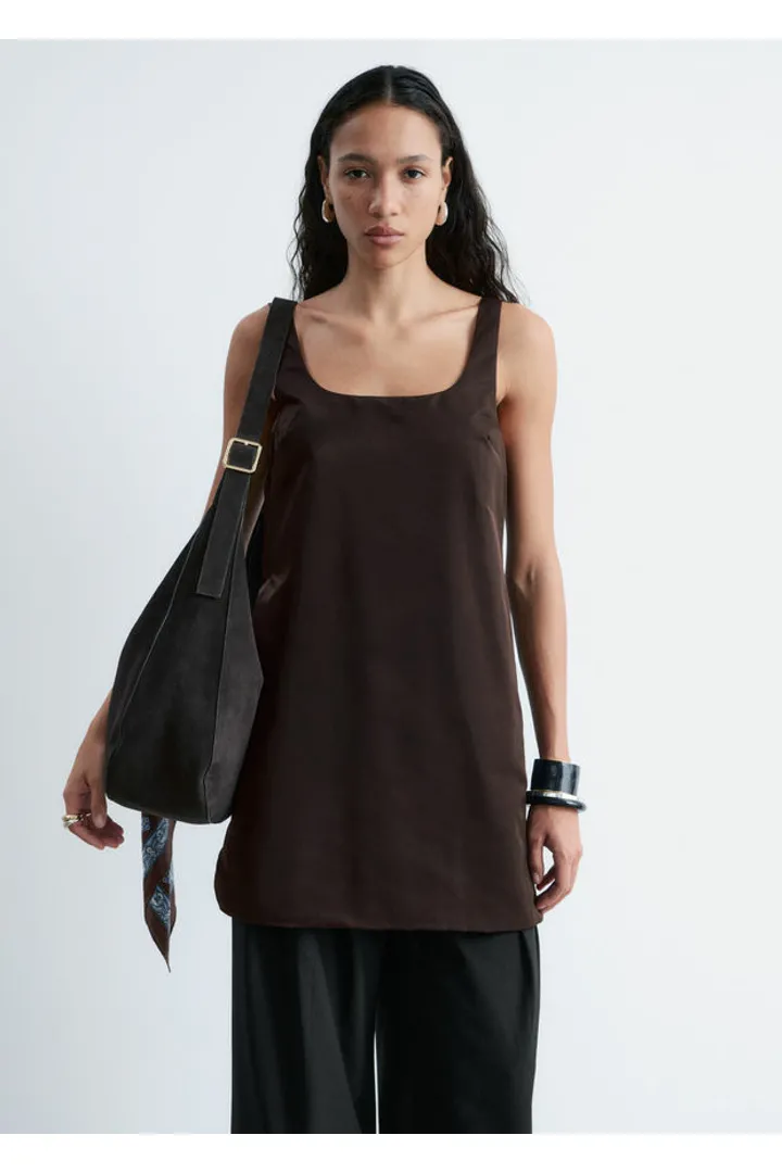 앤아더스토리즈 스컬프트 드로스트링 미니 드레스의 다크 브라운컬러 ECOMLook입니다.