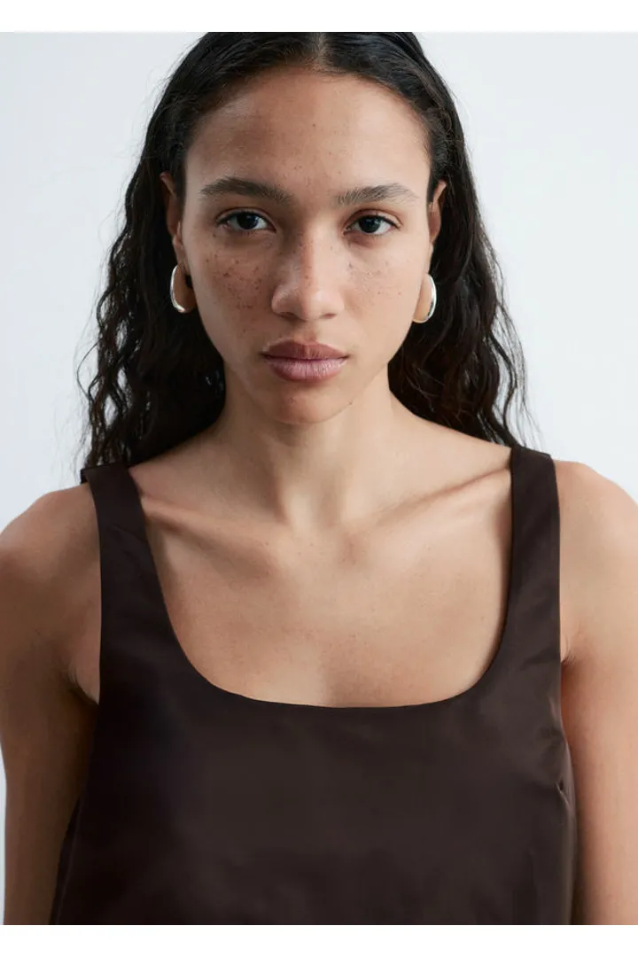 앤아더스토리즈 스컬프트 드로스트링 미니 드레스의 다크 브라운컬러 ECOMLook입니다.