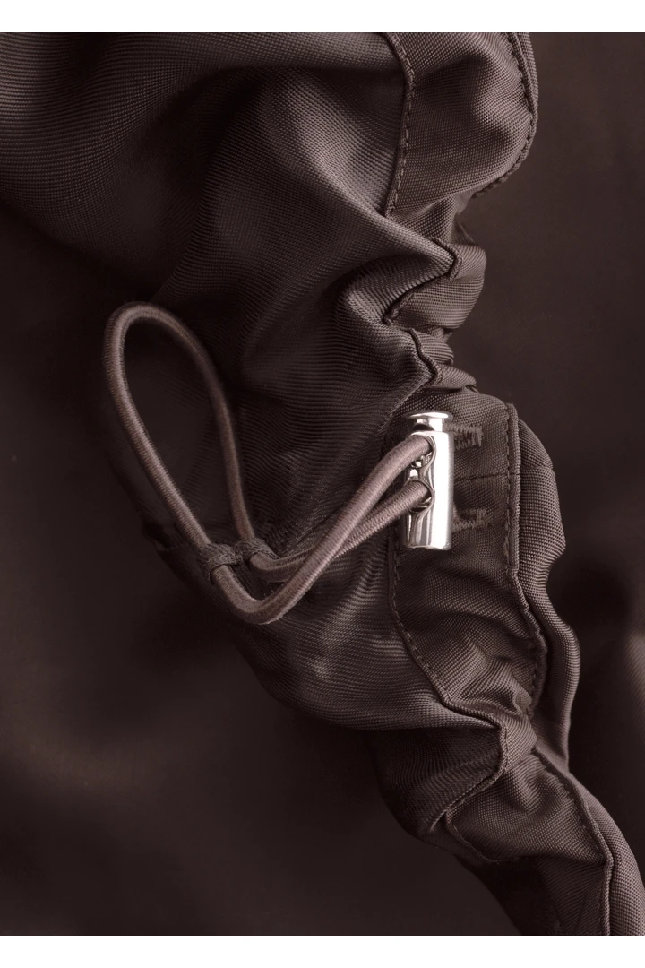 앤아더스토리즈 스컬프트 드로스트링 미니 드레스의 다크 브라운컬러 Detail입니다.