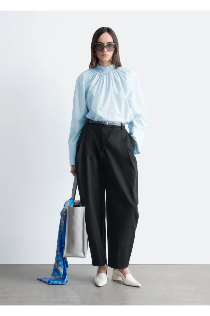 앤아더스토리즈 개더드 스탠드 카라 블라우스의 블루컬러 ECOMLook입니다.