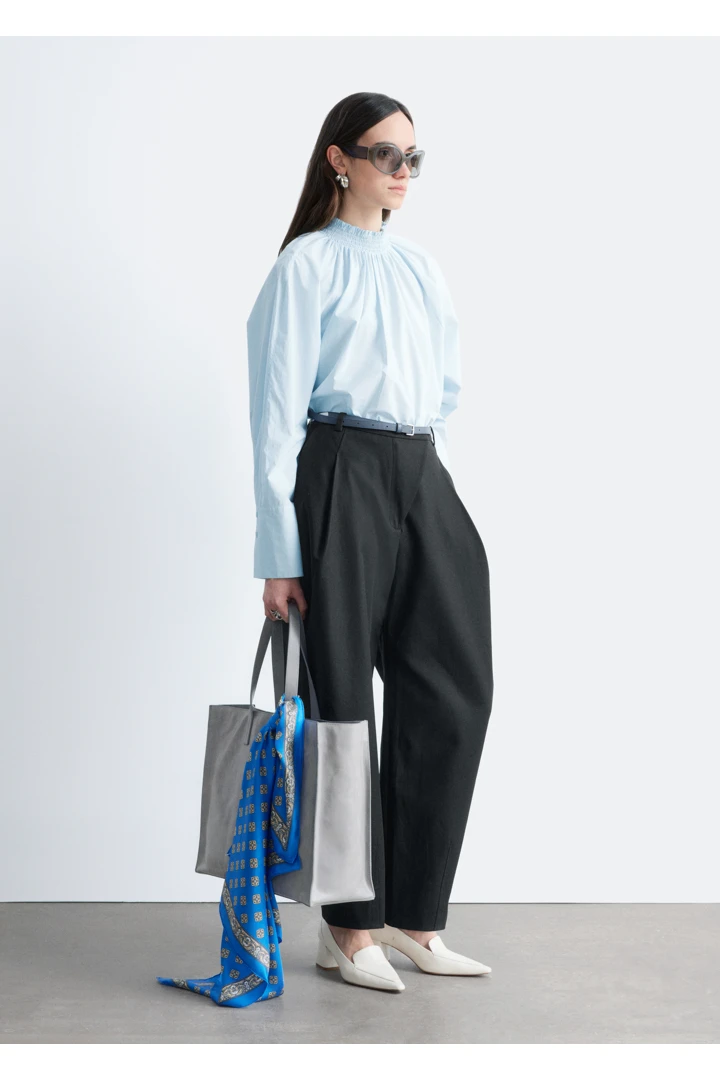 앤아더스토리즈 개더드 스탠드 카라 블라우스의 블루컬러 ECOMLook입니다.