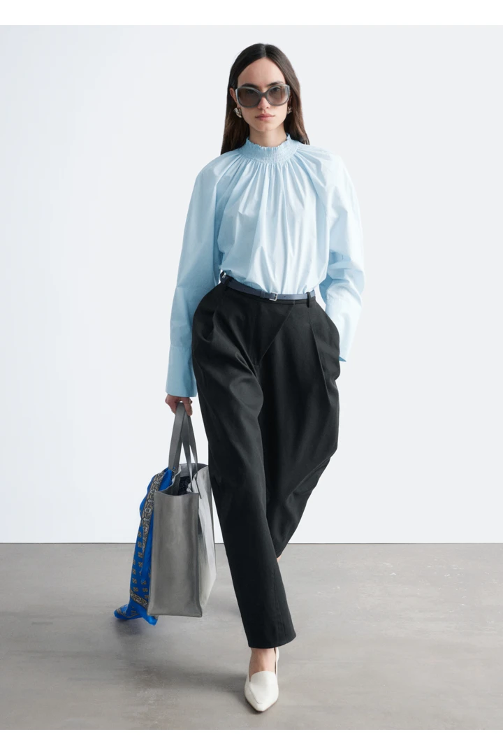 앤아더스토리즈 개더드 스탠드 카라 블라우스의 블루컬러 ECOMLook입니다.