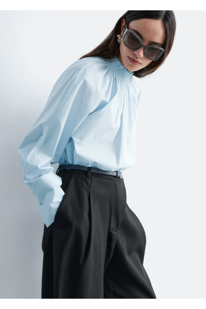 앤아더스토리즈 개더드 스탠드 카라 블라우스의 블루컬러 ECOMLook입니다.