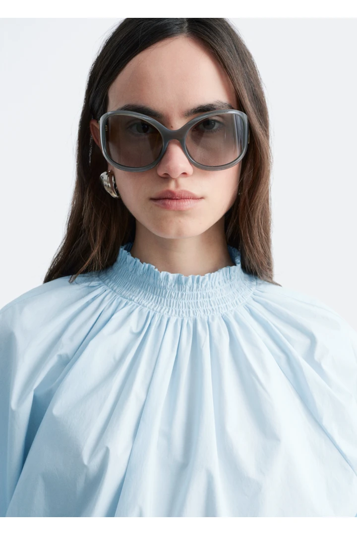 앤아더스토리즈 개더드 스탠드 카라 블라우스의 블루컬러 ECOMLook입니다.