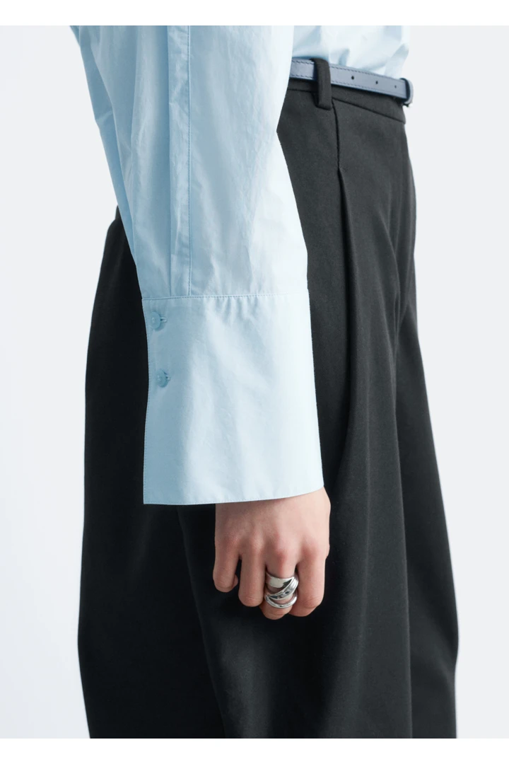 앤아더스토리즈 개더드 스탠드 카라 블라우스의 블루컬러 ECOMLook입니다.