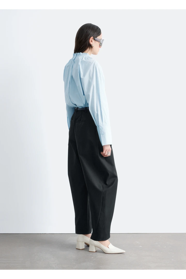 앤아더스토리즈 개더드 스탠드 카라 블라우스의 블루컬러 ECOMLook입니다.