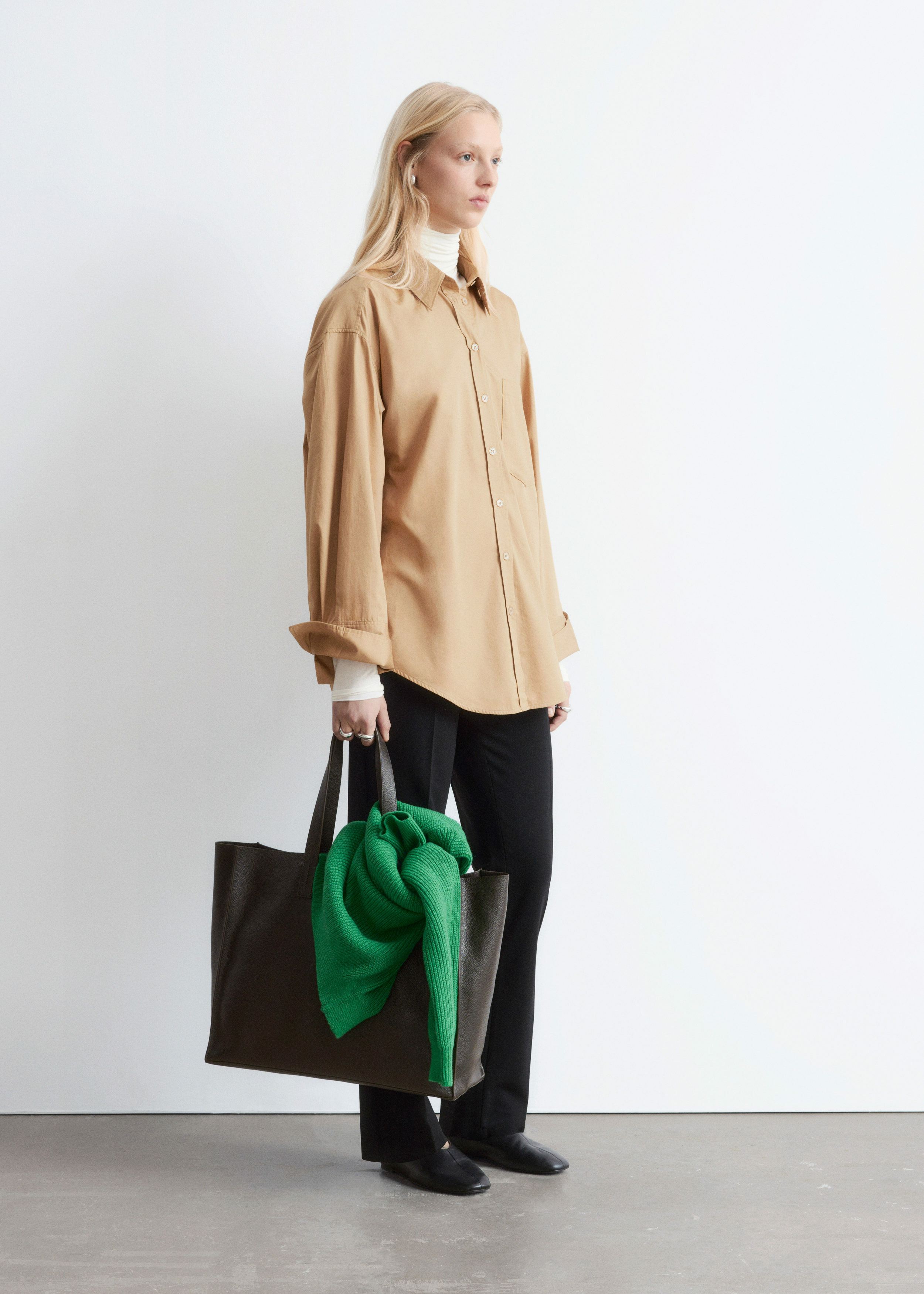 앤아더스토리즈 코튼 셔츠의 다크 베이지컬러 ECOMLook입니다.