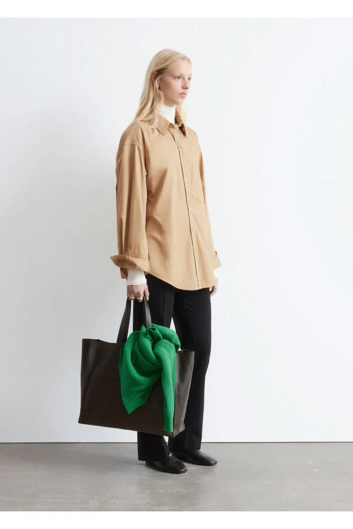 앤아더스토리즈 코튼 셔츠의 다크 베이지컬러 ECOMLook입니다.