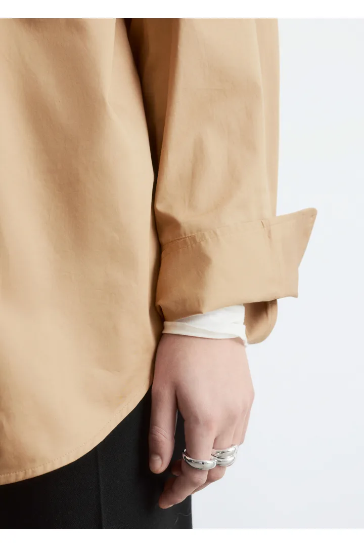 앤아더스토리즈 코튼 셔츠의 다크 베이지컬러 ECOMLook입니다.